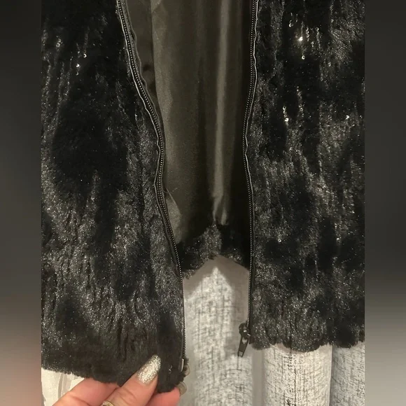 Joan Rivers Gorgeous Black w/Sequins Faux Fur Vest Size M NWOT - Picture 8 of 9